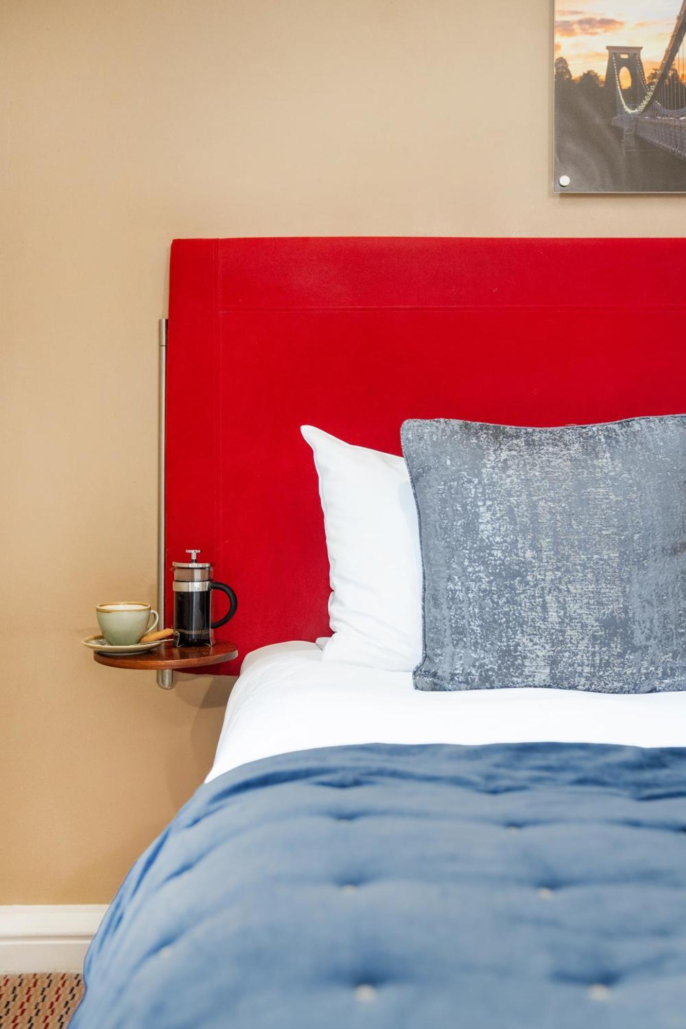 Отель The Clifton 3*